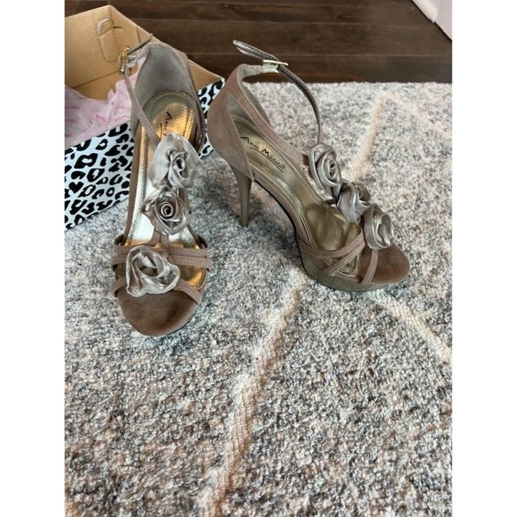 Taupe Rosette Heels - Size 8 - Picture 4 of 7